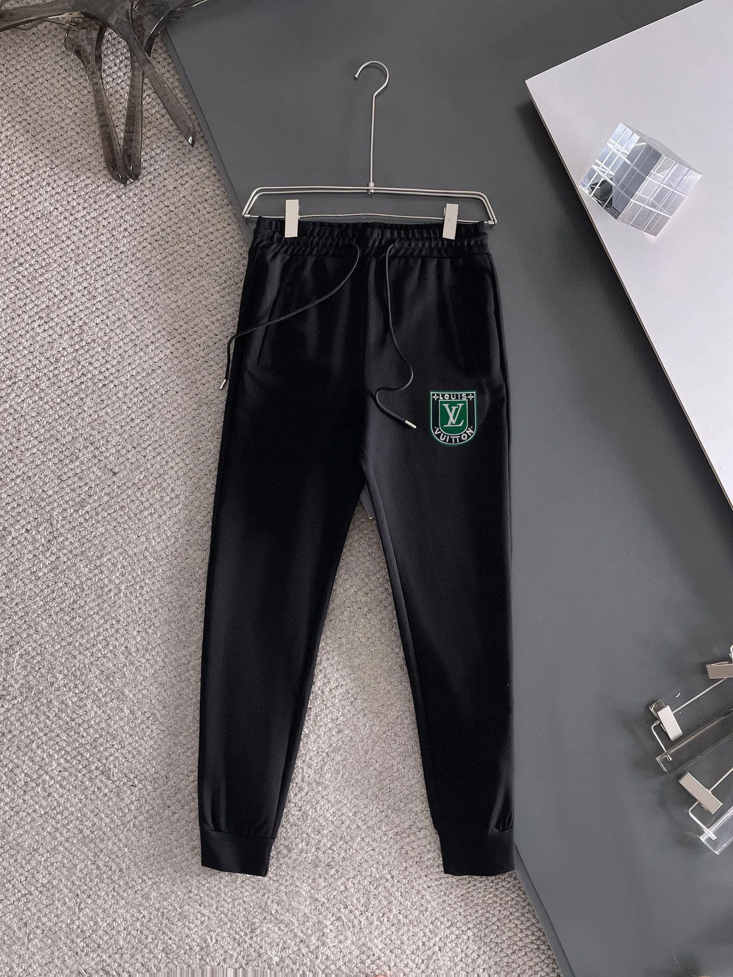 🅿️420 [LV Louis Vuitton] (Fat Man Gospel) hot-selling suit is coming. Focus on the original version of the official website. 2025 new hot-selling cardigan sweater suit. The original order is the best. 🇭🇰The meticulous work of top designers is dedicated to a fitting and perfect upper body effect. All-natural high-quality Roman cotton 100%, close-fitting comfort, noble and elegant! Original hardware embodies elegance and nobility! Counter size: M-5XL (maximum wear up to 220 pounds)